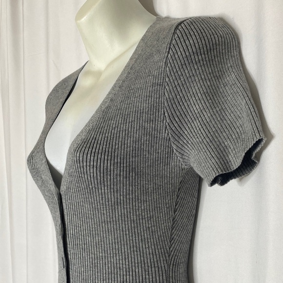 Elegant Gray V-Neck Button Midi Dress - Picture 2 of 6